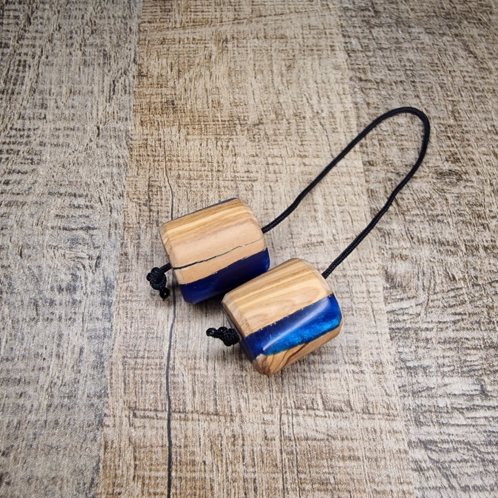 Μπεγλέρι από ξύλο ελιάς και υγρό γυαλί με δύο χάντρες - Image 3