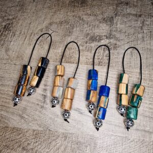 Μπεγλέρι από ξύλο ελιάς και υγρό γυαλί με έξι χάντρες