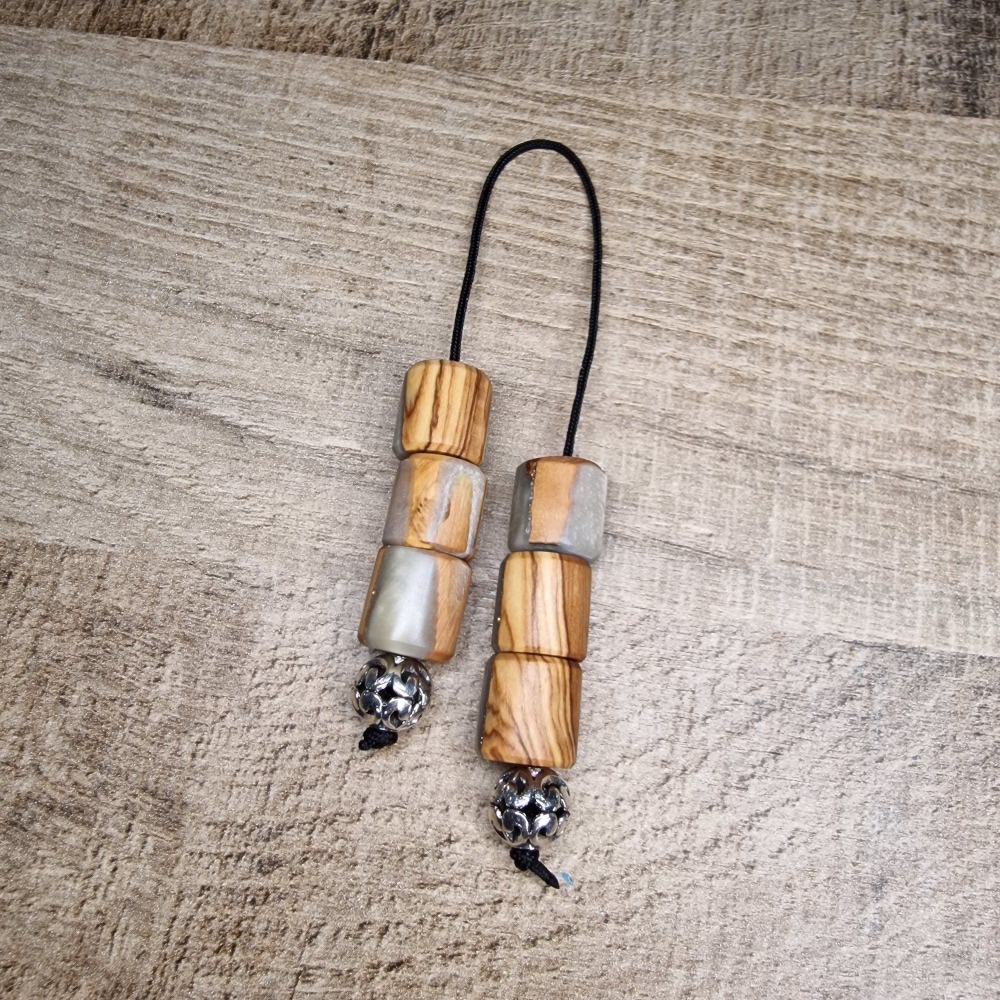 Μπεγλέρι από ξύλο ελιάς και υγρό γυαλί με έξι χάντρες - Image 4