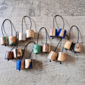 Μπεγλέρι από ξύλο ελιάς και υγρό γυαλί με δύο χάντρες